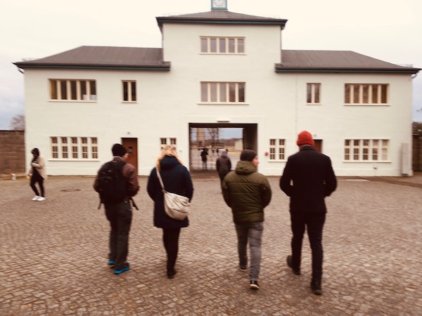 Mitarbeiter von EXIT laufen auf das Tor der Gedenkstätte Sachsenhausen zu